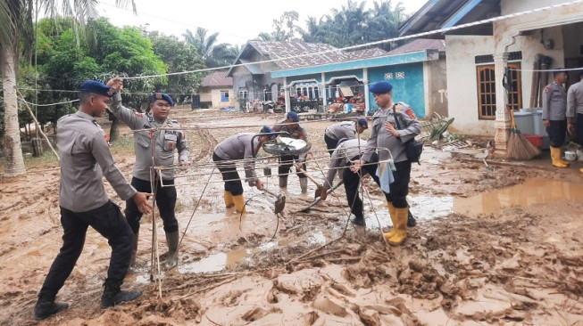 Satbrimob Polda Jambi Sigap Bantu Warga Terdampak Banjir di Sarolangun